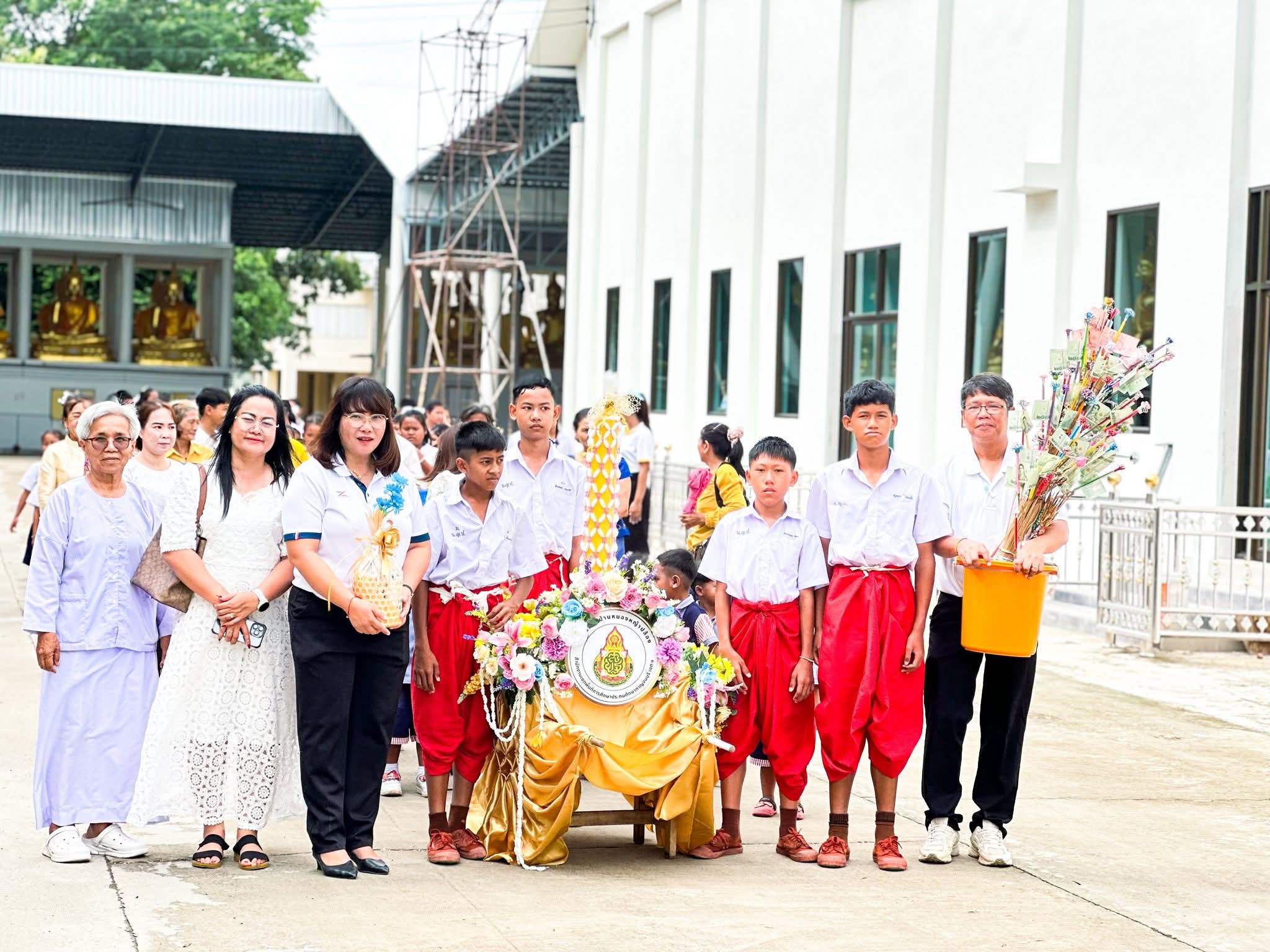 “การถวายเทียนพรรษาในวันเข้าพรรษา”