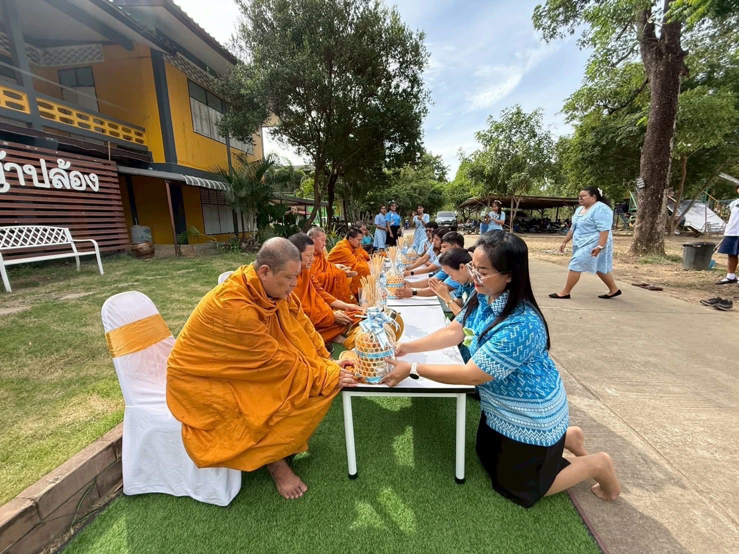 กิจกรรมทำบุญตักบาตรข้าวสารอาหารแห้ง มีพระสงฆ์จากวัดหนองหญ้าปล้อง จำนวน 5 รูป อีกทั้งยังจัดพิธีถวายพระพรชัยมงคล เนื่องในโอกาสวันเฉลิมพระชนมพรรษา 12 สิงหาคม 