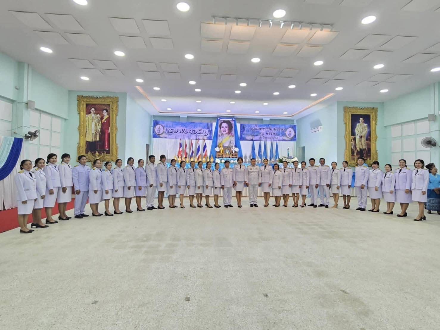นางทิพวรรณ ศรท้วม ตำแหน่ง ผู้อำนวยการโรงเรียนบ้านหนองหญ้าปล้อง มอบหมายคุณครูเข้าร่วมกิจกรรมวันแม่แห่งชาติ