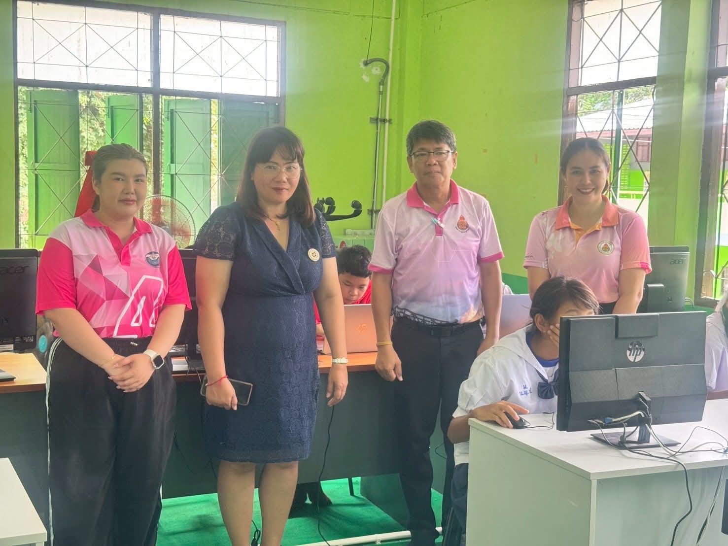 นางทิพวรรณ ศรท้วม ตำแหน่ง ผู้อำนวยการโรงเรียนบ้านหนองหญ้าปล้อง และคุณครู ดำเนินการจัดสอบวัดระดับภาษาอังกฤษตามกรอบความสามารถทางภาษาอังกฤษ CEFR