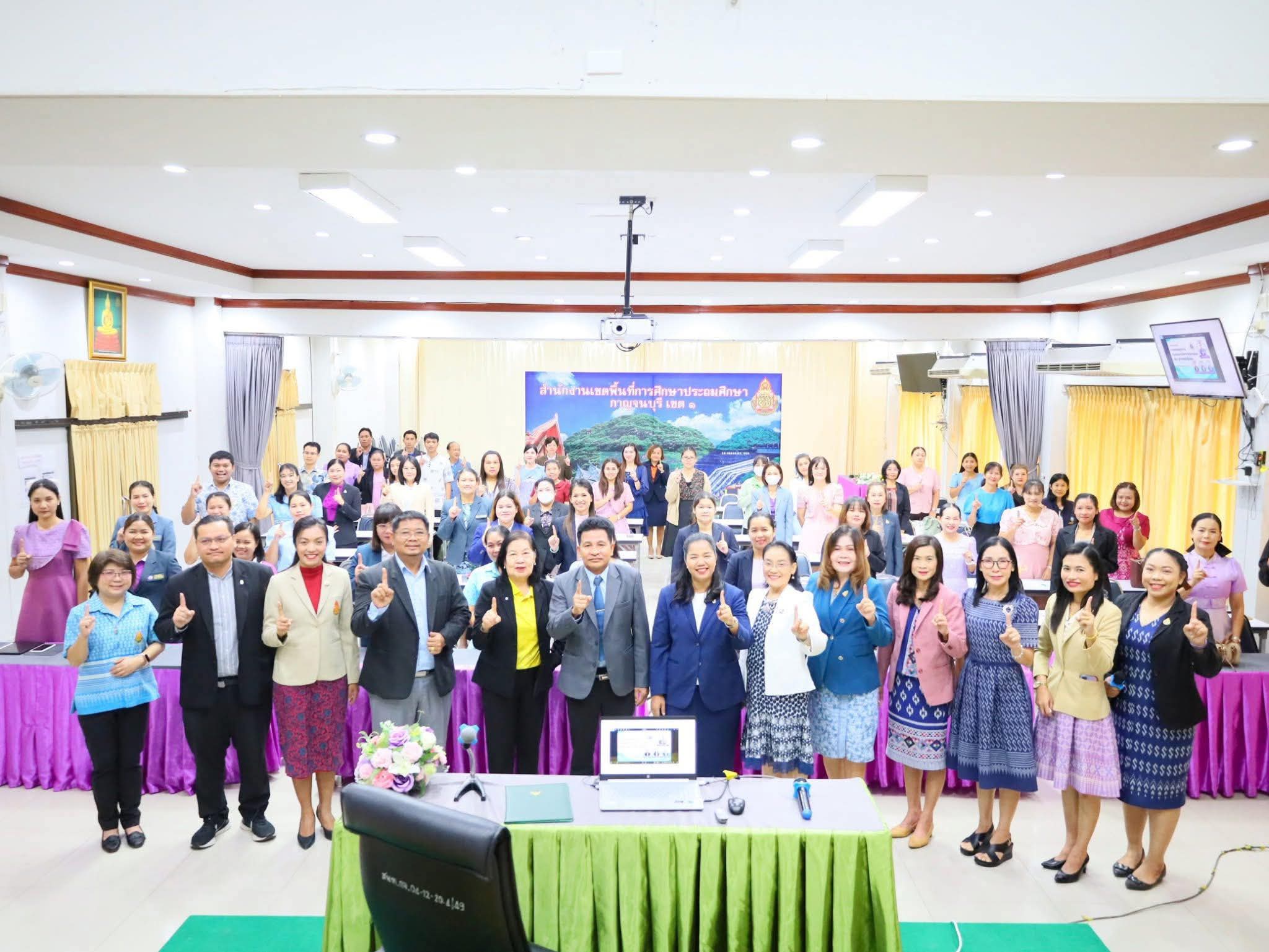 นางทิพวรรณ ศรท้วม ผู้อำนวยการโรงเรียนบ้านหนองหญ้าปล้อม พร้อมด้วยคุณครูสภาวดี สายเพิ่ม เข้าร่วมการประชุมเชิงปฏิบัติการยกระดับคุณภาพโรงเรียนขยายโอกาสด้วยการนิเทศ เพื่อนำสู่การวิจัยในชั้นเรียน