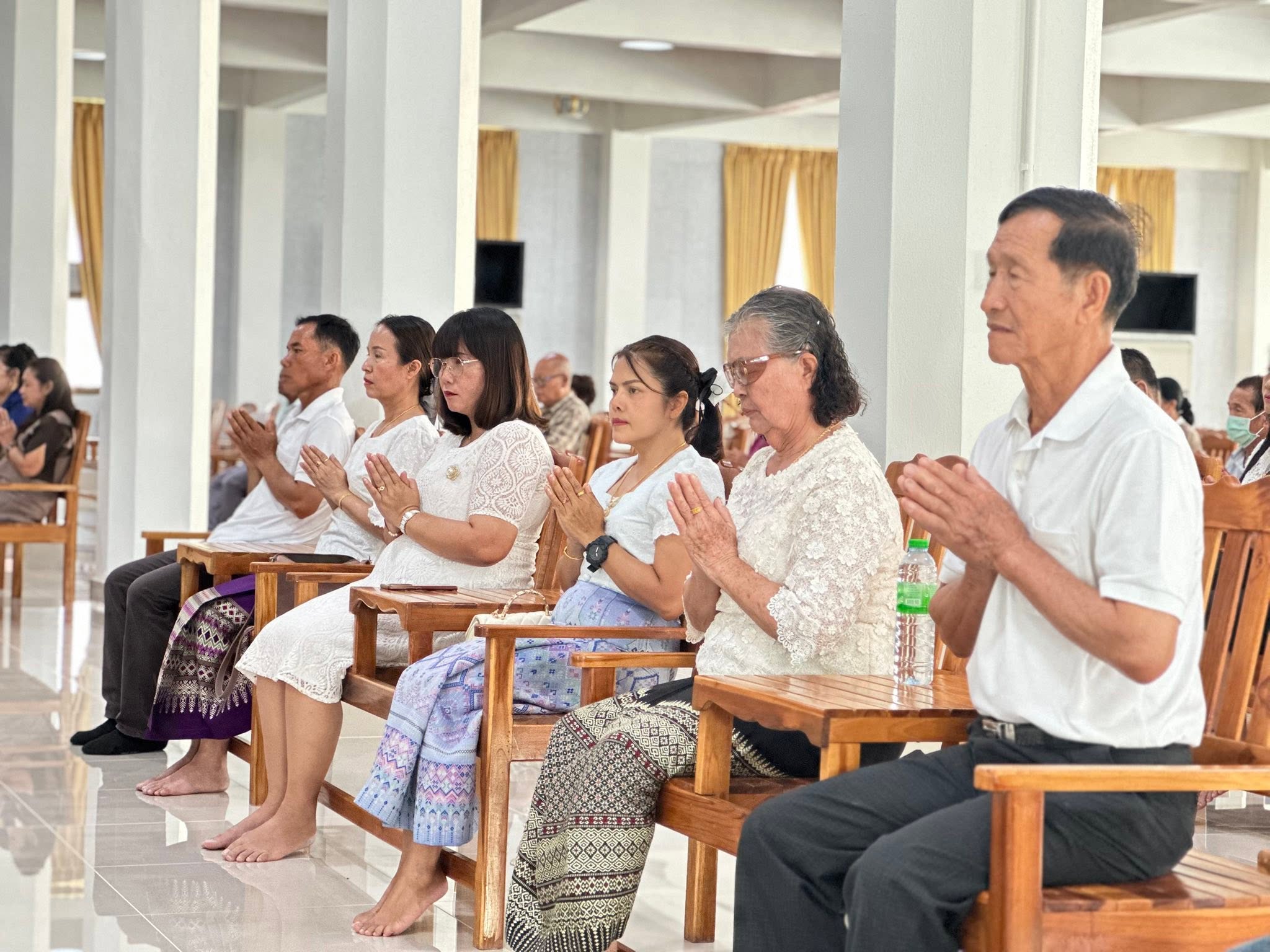 งเรียนบ้านหนองหญ้าปล้อง นำผัดหมี่ไปถวายภัตตาหารเพลพระสงฆ์ และร่วมโรงทาน ในงานฉลองศาลาการเปรียญหลังใหม่และห้องปฏิบัติธรรม “ศาลา 30 พรรษา วัดหนองหญ้าปล้อง
