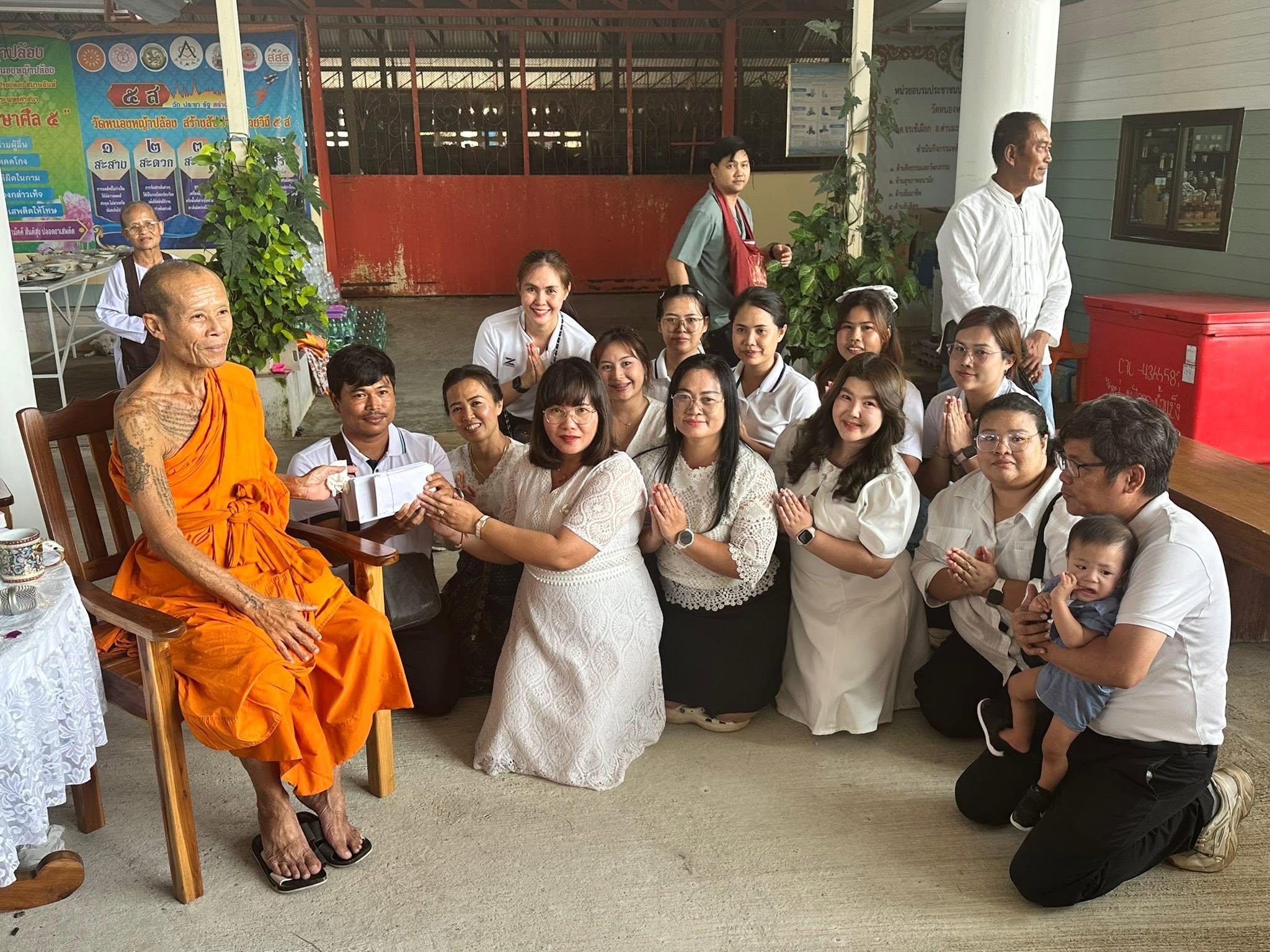 โรงเรียนบ้านหนองหญ้าปล้อง นำโดยท่านผู้อำนวยการโรงเรียน นางทิพวรรณ ศรท้วม พร้อมด้วยคณะครู เข้ารับมองทุนการศึกษาจากหลวงพ่อโนรี (เจ้าอาวาสวัดหนองหญ้าปล้อง) จำนวน 164 ทุน (ทุนละ 200 บาท)